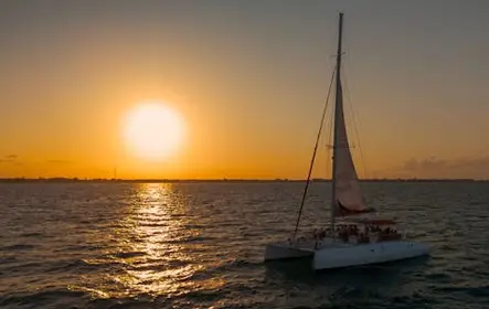Cruzeiro de barco ao pôr do sol em Cancun pela Cancun Sailing