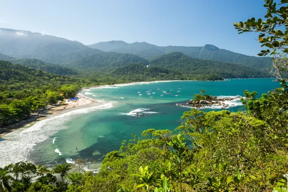 Vista de cima da praia de Ilhabela com águas azuis