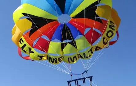 Experiência de parasailing em Malta