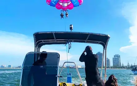 Combo de safari en moto de agua por Gold Coast + Parasail: 90 minutos