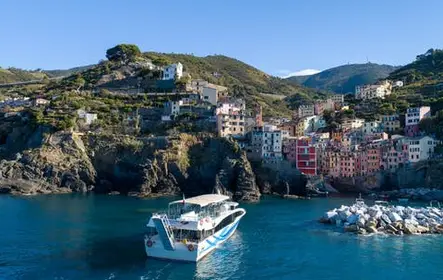 Passeio de barco guiado por Riomaggiore, Monterosso e Vernazza