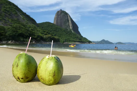 Dois cocos na areia da praia da Urca