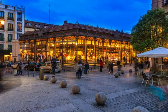 Vista noturna do Mercado San Miguel em Madrid, Espanha