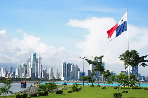 Bandeira do Panama hasteada