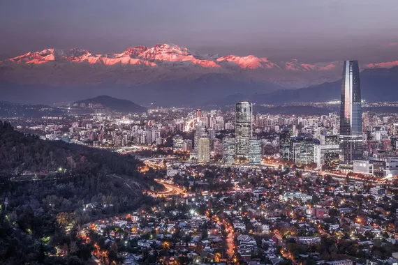 Vista de Santiago e Cordilheira dos Andes de noite